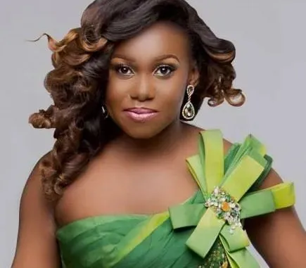 Niniola Apata – Belle