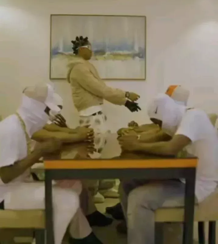 Tee Dollar – Akamole (Live Performance)